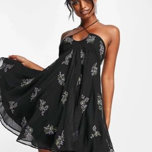 Svart blommig kortklänning ASOS - Original pris 859 men säljer billigare då en knapp är borta, helt slutsåld på hemsidan, storlek 40 men passar 38