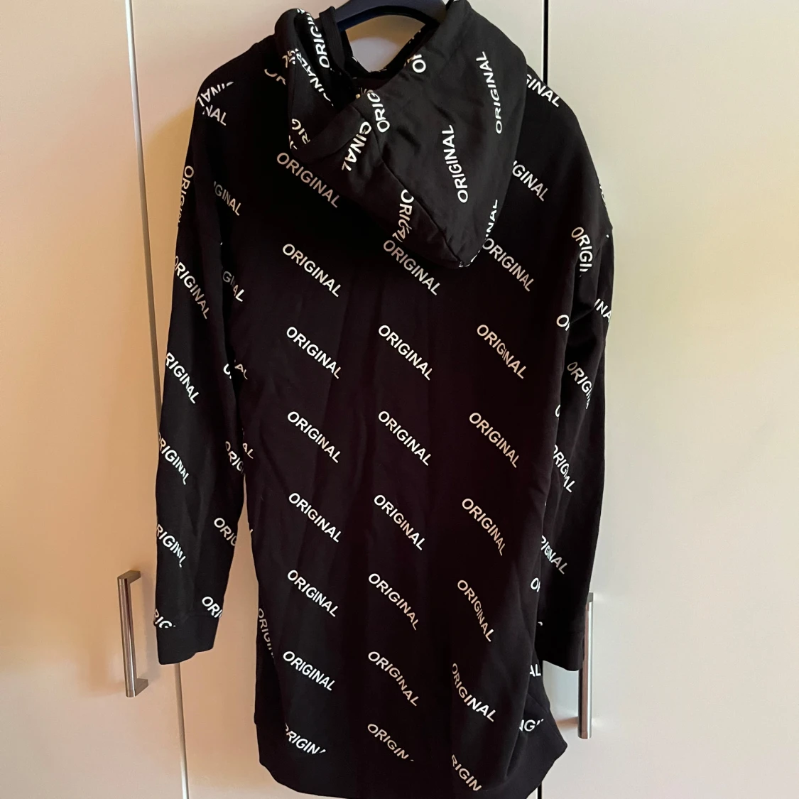 Svart hoodie med vit text och huva - 2