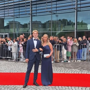 Marinblå långklänning från Bubbleroom - Säljer nu min marinblå långklänning ifrån balen. Klänningen kommer ifrån Bubbleroom och har tunna axelband och snygg draperad urringning. Klänningen har en elegant, figurnära passform och är tillverkad i ett glansigt, slätt material som ger en lyxig känsla. Perfekt för bal eller festliga tillfällen! Nypris 1200kr 