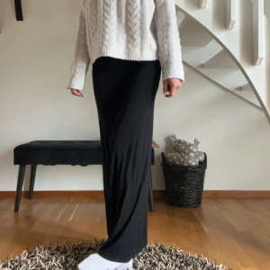 Svart långkjol från Nelly  - Populär svart långkjol med rak passform från Nelly i storlek xs. Kjolen är i ett mjukt och stretchigt material som sitter snyggt och följsamt längs kroppen. Passar till det mesta🥰