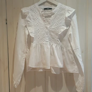 Jättefint set💞 - Ett jättefint set från bik bok. Både blusen och kjolen är använd fåtal gånger och har inga defekter. Setet är köpt 800kr och säljer för 400💞