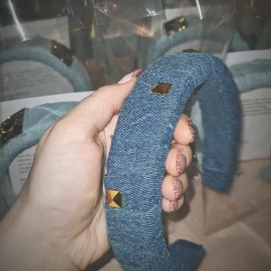 Diadem i denim med guldnitar - Jag och mitt UF - företag, Diadem i Denim, säljer nu ut våra diadem som finns kvar. Finns flera utav denna modellen. Vi tillverkar hållbara diadem gjorda utav återvunna jeans. Perfekt att köpa till sig själv, eller som present till någon annan🌸.