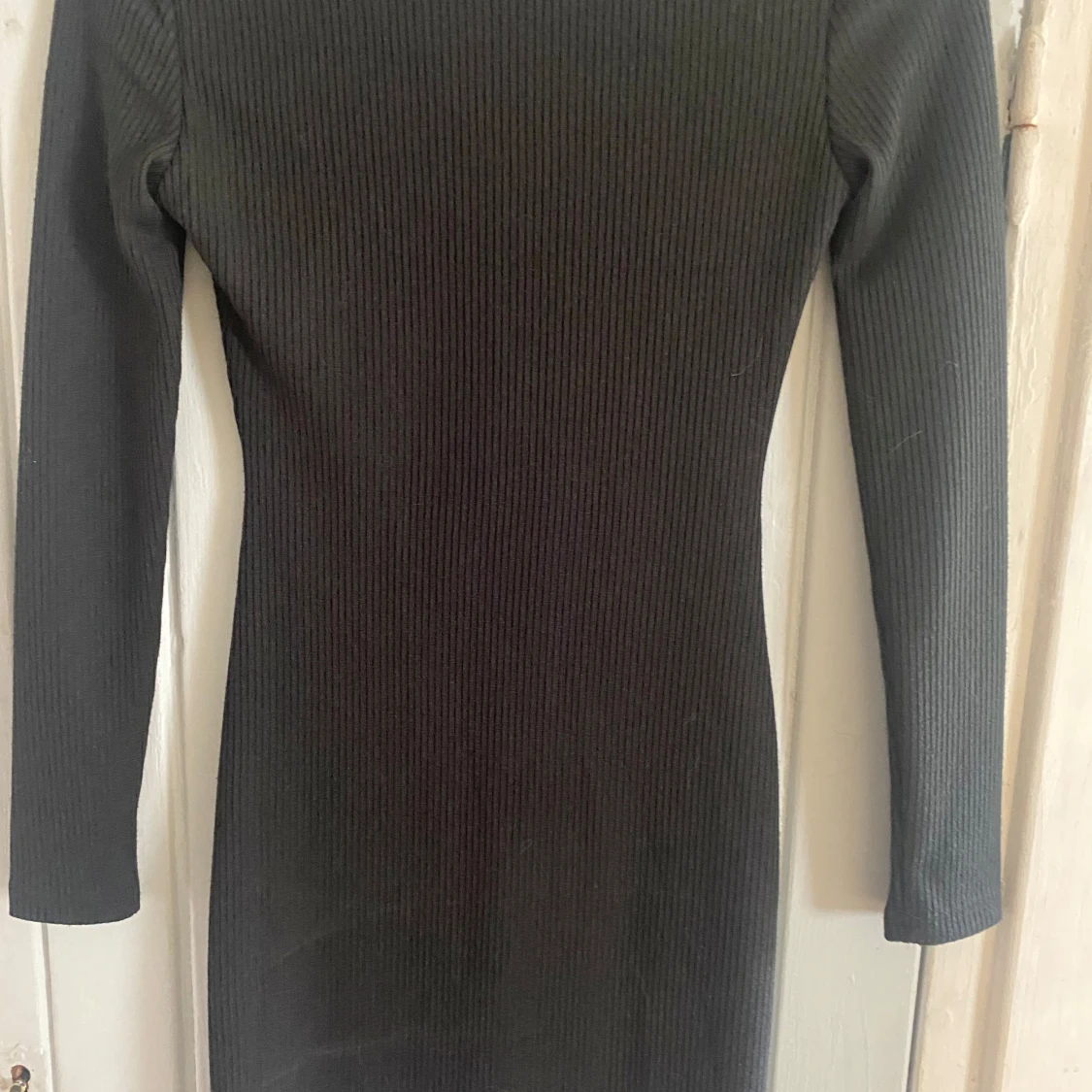 Svart ribbad kortklänning med snörning