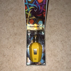 Xerjoff Erba Pura Gold  - Lyxig parfym från Xerjoff, Erba Gold, i en snygg gul flaska med gulddetaljer och exklusiv design. Flaskan har en unik form och levereras i en färgglad, mönstrad box. Perfekt för dig som gillar statement-dofter och vill ha något som sticker ut. Ungefär 90 ml kvar av 100 ml. Mycket bra skick. Luktar gott och håller länge. Pris går att diskutera. Kontakta mig om du har frågor.