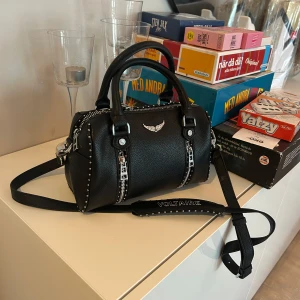Sunny bag Zadig - Såå fin sunny bag från zadig i storleken XS studs, 23 x 14 x 11.5 cm, har tyvärr inte dustbag, kvitto finns! jag köpte den här på Plick