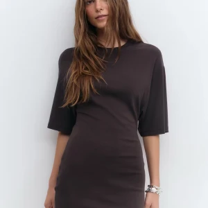 Brun miniklänning med figursydd midja - Brun miniklänning med figursydd midja, aldrig använd! Prislapp kvar, storlek S! Säljer för 200