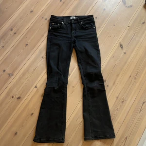 Svarta bootcut jeans från lager 157 - Svarta low boot jeans från lager 157 i storlek xs