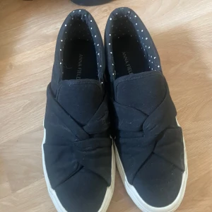 Svarta slip-on sneakers från Anna Field - Svarta slip-on sneakers från Anna Field använd 2 gånger typ