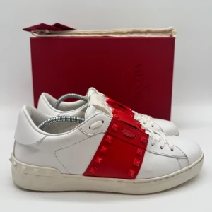 VALENTINO ROCKSTUD SNEAKERS  - Valentino rockstud sneakers - Skick: 9/10 - Storlek 40 - Tillbehör: Box - Nypris 7700kr - deluxecloset 