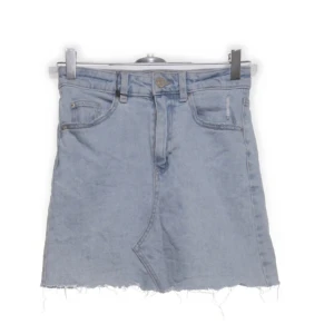 Ljusblå jeanskjol från Cubus XS - Ljusblå jeanskjol från Cubus, använd men inga defekter, lite skrynklig men går att stryka! Storlek xs