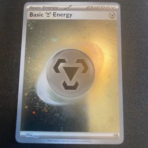 Pokémon Basic Energy Cards holos - Samling av fyra glittrande Pokémon Basic Energy-kort: Metal, Fighting (två varianter) och Water. Perfekt för dig som vill boosta din lek med snygga och viktiga energikort! Passar både samlare och spelare som vill sticka ut på nästa Pokémon-turnering. 15kr/st eller alla för 50.