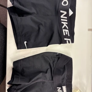 Nike Pro svarta träningstights-shorts - Snygga träningsshorts från Nike, ett par 50 båda 70 tillsammans!