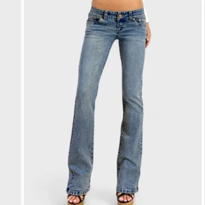 G rise jeans  - Snygga blå bootcut jeans med låg midja och klassisk femficksdesign. Storlek Small/Regular motsvarar 36/34 och 84 cm i innerbenslängd 🩵