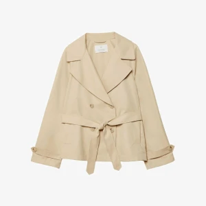 Ljusbeige trenchcoat  - Super snygg trenchcoat från stradisvarius, Sitter som en smäck på kroppen!! Har garderobutrensning därför säljs. Alltid slutsåld i den storleken därav priset.
