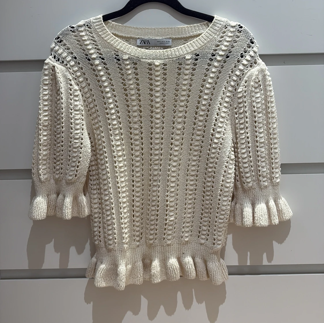 Vit stickad tröja med volang från Zara