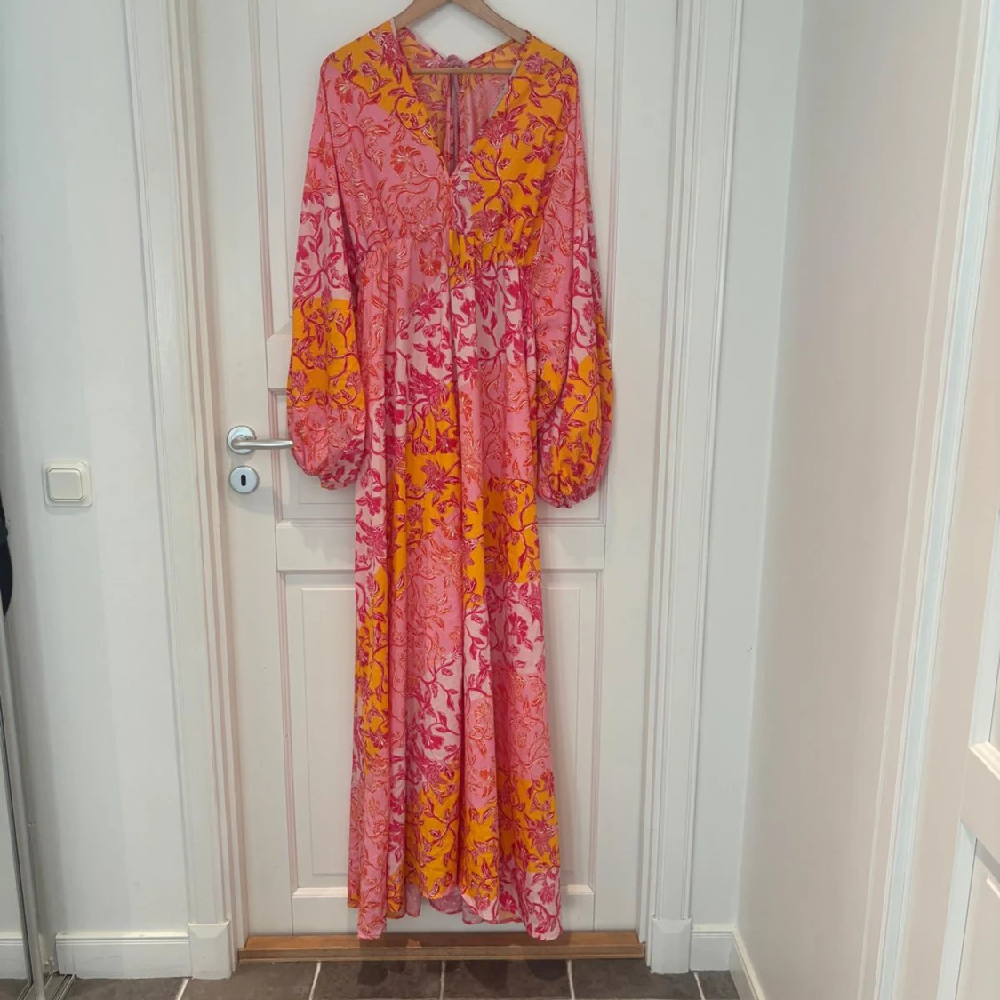 Färgstark långklänning med blommönster. 44/46