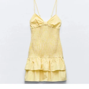 Gul zara klänning med volang - Jättefin klänning från Zara💛💛