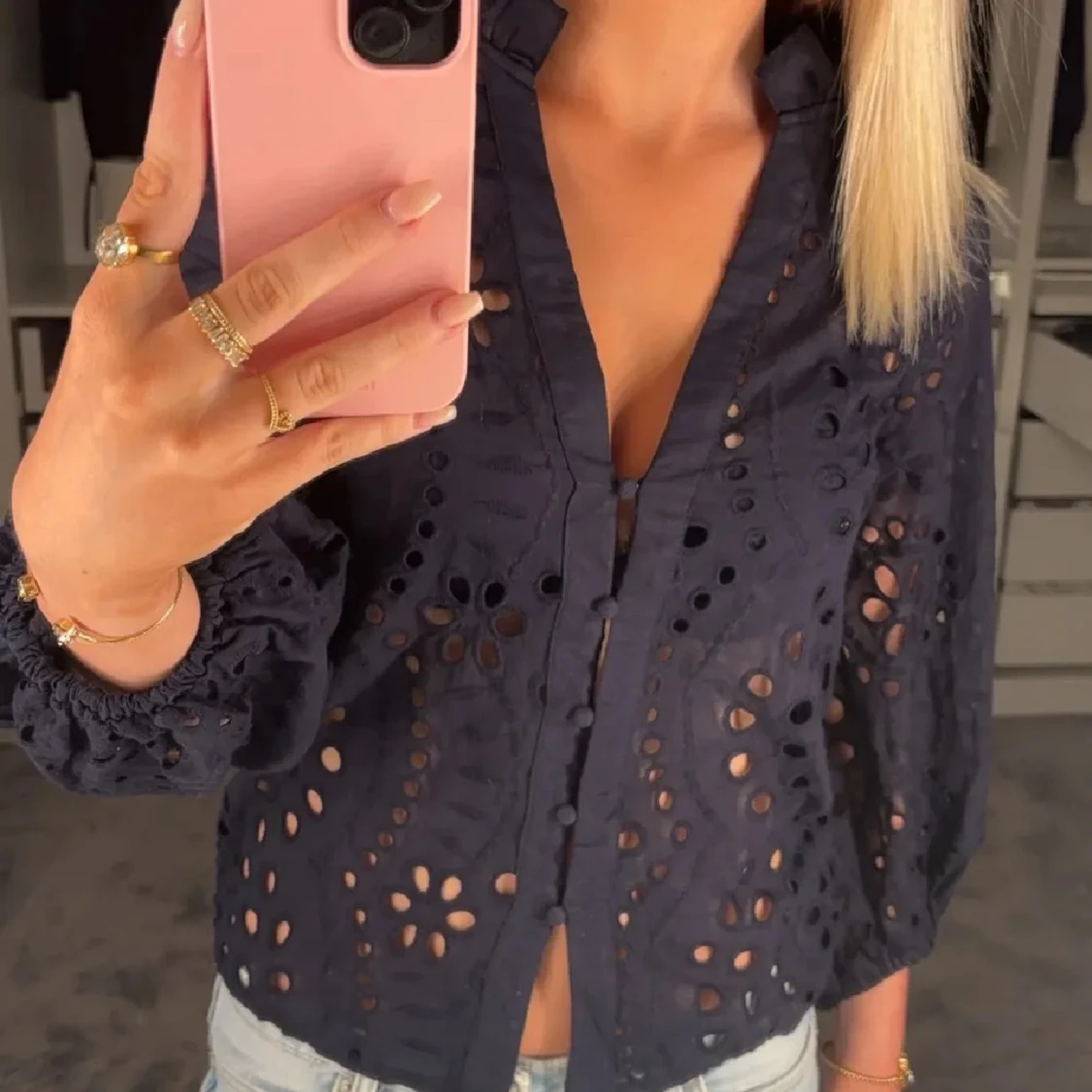 Mörkblå blus med broderade hål