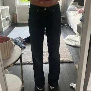 Marinblå vida jeans  - Medelhög midja och stretchiga 