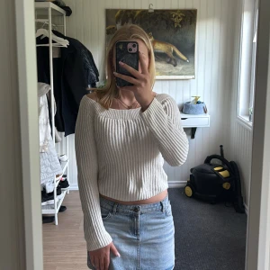 Stickad tröja - Stickad tröja från H&M som slutar precis vid magen, inte en magtröja men lite kortare modell, syns på bilden. Storlek S. Köpt för 200/249 kr. Använd 1 gång, kände bara att den inte passade mig. Tar gärna emot prisförslag💕