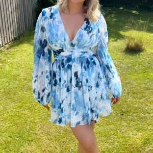 Blå och vit blommig klänning nakd  - Från Lojsan Wallins kollektion med nakd. Så fin och somrig klänning i nyskick, använd endast en gång🦋💙