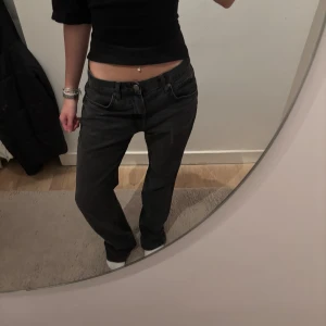 Svarta jeans  - Slutsålda Svarta jeans, dom sitter större då de inte är min vanliga storlek. Brukar ha 34 men dessa är 38 men sitter perfekt lågmidjat o bra 