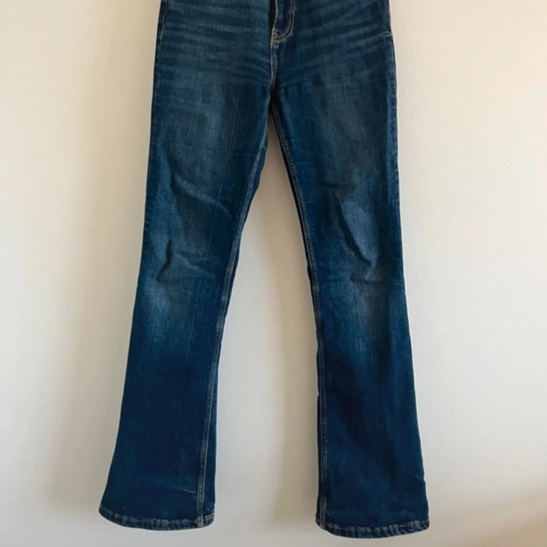 Blå bootcut jeans från Zara