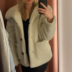 Teddyjacka - Beige teddyjacka från NAKD, använd några gånger, storlek 36, passar båda s och m