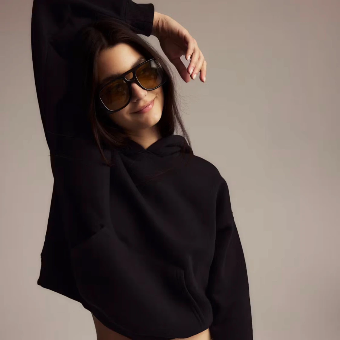 Svart croppad hoodie med huva