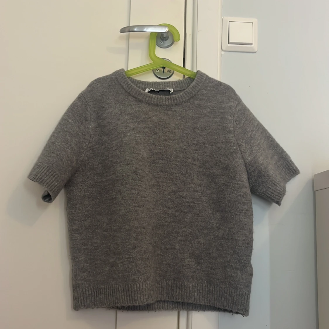 Grå stickad kortärmad tröja Zara