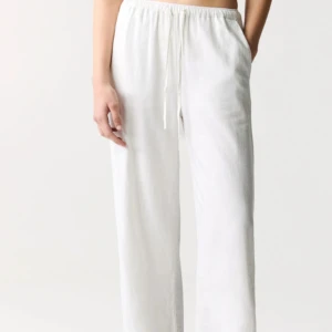 Vita vida linnebyxor (lånad bild) - Snygga vita linnebyxor med vid passform och rak siluett. Perfekta för en fräsch och avslappnad look. Lätta och luftiga. Köptes från zalando för några år sedan men ganska säker på att det är dom på bilden tror storlek s/m ganska osäker men passar bra till olika 