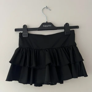 Svart Lågmidjad minikjol  - Säljer denna svarta Lågmidjade minikjolen från shein som är använd fåtal gånger 💋 den har shorts i och sitter som en smäck på! Passar xs/s då den är mindre i storlek🥰