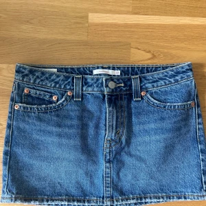 Levi's jeanskjol XS blå denim - Snygg blå jeanskjol från Levi's. Använd några få gånger💘