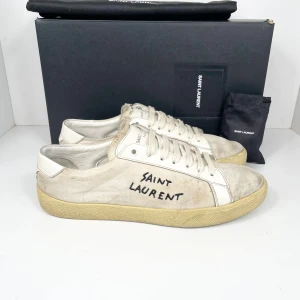 Saint Laurent SL/06 - Saint Laurent distressed sneaker. Box, dustbag & skosnören medföljer. Skick: 7/10. Retail: 7,000 SEK.