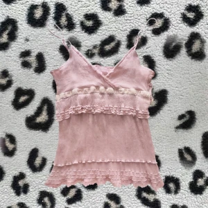 y2k fairycore babydoll volangtopp 100% siden - vacker ljusrosa sidentopp med volanger i babydoll stil 🤍justerbara axelband 🤍storlek M på lappen men passar S 🤍gratis frakt i min andra annons 