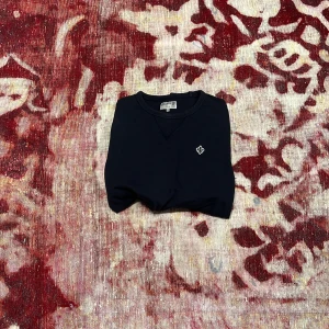 Mörkblå sweatshirt från Morris, storlek M - Klassisk svart sweatshirt från Morris med rund hals och diskret logga på bröstet. Tröjan har långa ärmar och ribbade muddar vid ärmslut och nederkant. Perfekt för en clean och stilren look.