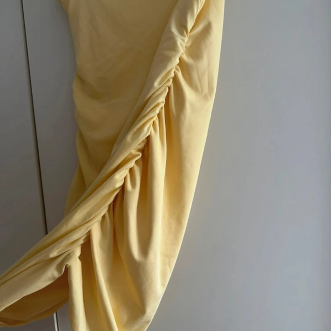 Gul kort klänning med drapering - 4