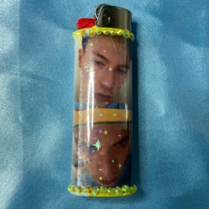 BLADEE - minion - lighter - ⭐️ 1st Refillable BIC MAXI LIGHTER med gtbsbe inspirerad wrap⭐️ ✨Tillsammans med lightern kommer random foto, drain stickers och freebies! (klistermärken + godis) ✨