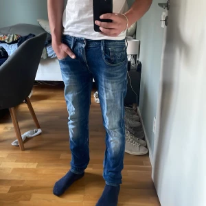 Replay anbass jeans - Hej! Säljer ett par replay anbass jeans med snygg tvätt i storlek 30/30. Dom är i väldigt bra skick, inte använda särskilt mycket. Mvh Ture