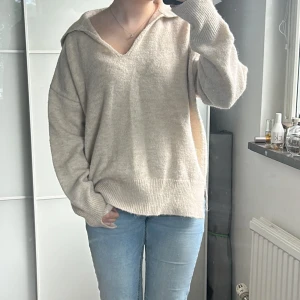 Beige stickad v-ringad tröja - Mysig beige stickad tröja! Aldrig använd!