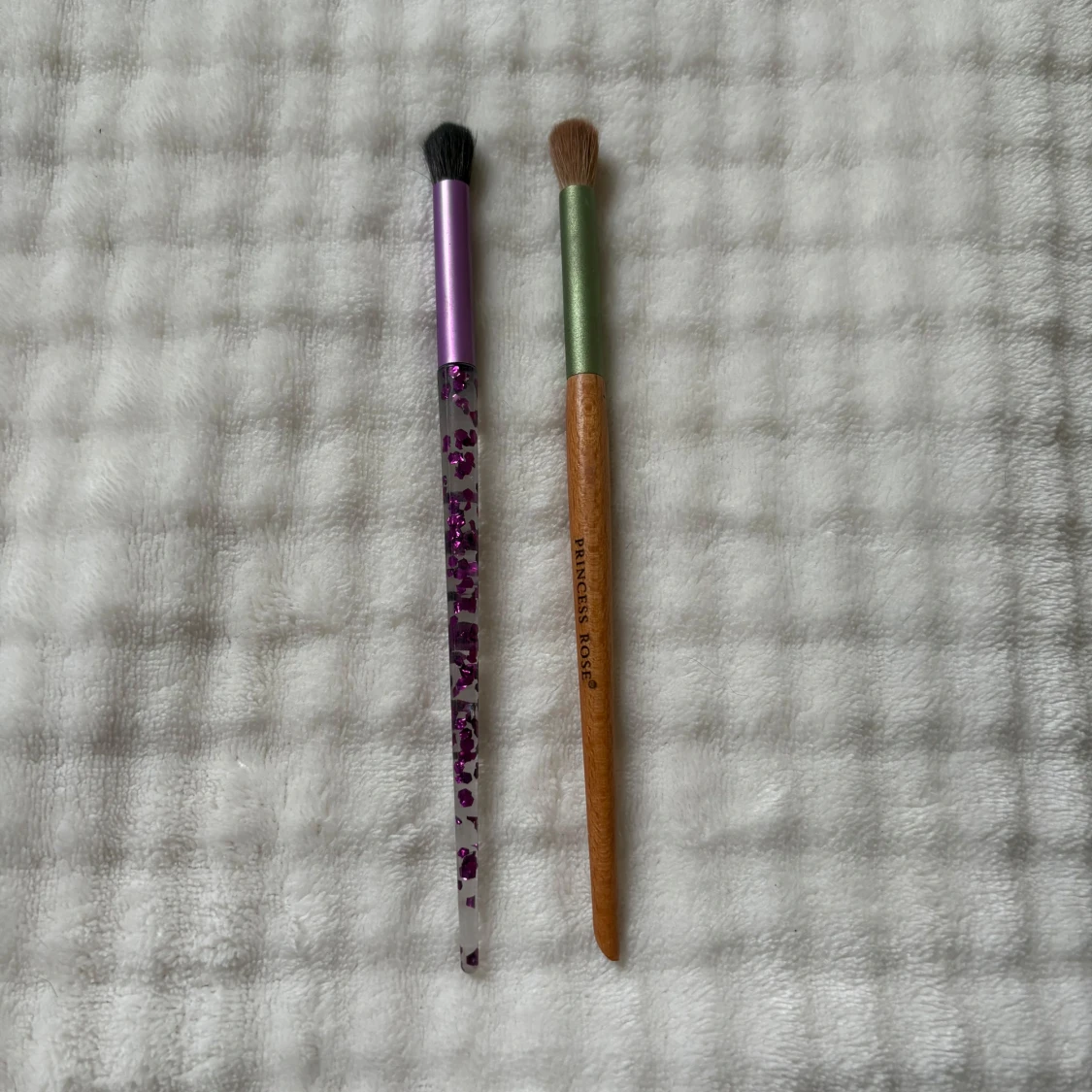 Två stycken eyeshadow sminkborstar