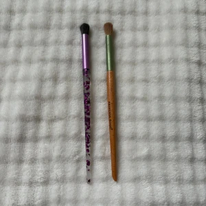 Två stycken eyeshadow sminkborstar - Helt oanvänd och nya! Dom känns bra osv!🫶😊❤️