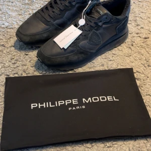 Svarta sneakers från Philippe Model - Helt oanvända endast testat skorna inomhus. För stora för mig (har 43 egentligen) men klippte tyvärr plomberingen och kan då inte returnera varan. Nypris ligger skorna på ca 3500. Hör gärna av er för frågor och prissummor.