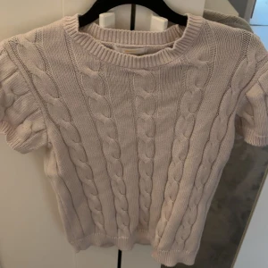 Ljusrosa stickad T-shirt från gina  - Säljer en supersöt ljusrosa stickad T-shirt från gina tricot i storlek 158/164 (men passar på mig i xs/s) priset kan disskuteras.