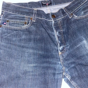Blå jeans från Polo Ralph Lauren - Snygga blå jeans från Polo Jeans Co. Ralph Lauren med klassisk femficksdesign, kontrastsömmar och läderpatch bak. Jeansen har en rak passform och är tillverkade i slitstarkt bomullsjeans. Perfekta för dig som gillar en tidlös och avslappnad look.