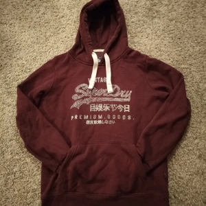 Superdry Hoddie - Tjo gubbar! En fet röd superdry Hoddie i väldigt bra skick. Storlek L och perfekt för just dig 😉 kolla gärna profilen för mer Ralph Lauren kläder och följ gärna också ❤️ ha de göttttttt 🥳