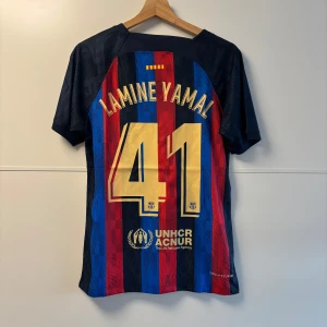 Lamine Yamal Barcelona fotbollströja - Barcelona fotbollströja med Lamine Yamal på ryggen. Storlek S