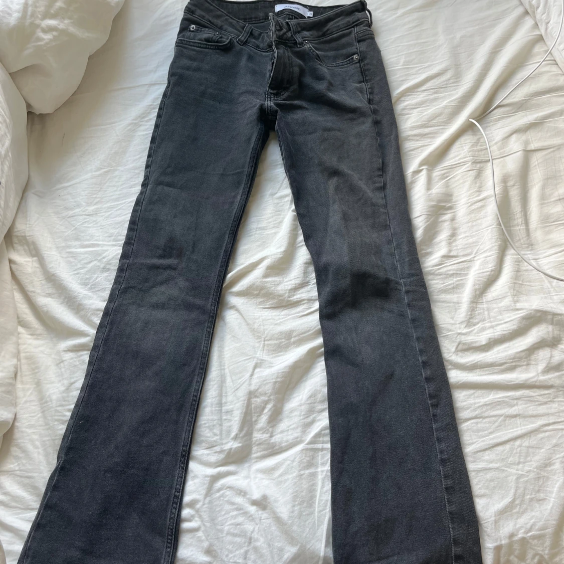 Svarta bootcut jeans från Junkyard