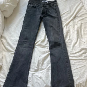 Svarta bootcut jeans från Junkyard - Bootcut jeans från junkyard i fint skick.