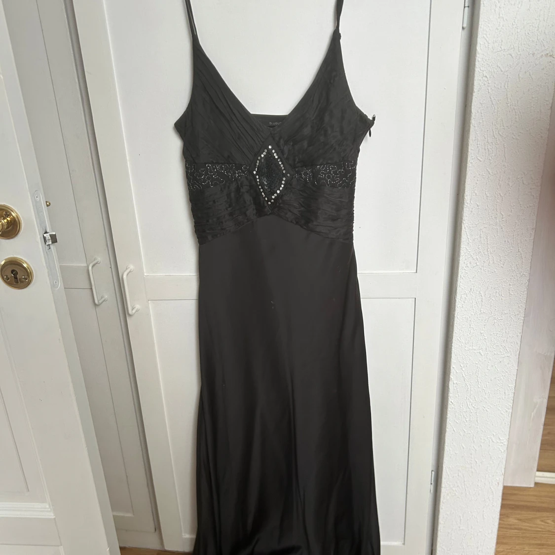 Svart långklänning från b.young